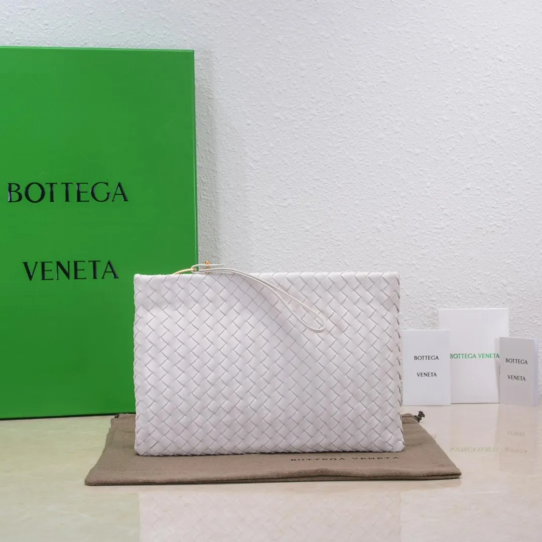 Bv 2022 new woven sheepskin handbag with woven fabric lining. This handbag continues the previous iconic weaving process. The leather is fine and genuine and feels very soft, and the overall shape is excellent. There are multiple card slots inside to store artifacts in an orderly manner. It looks casual, but it is the finishing touch to your whole body. Best choice for gifts or personal use. Size: 30cm, model: 80-2#